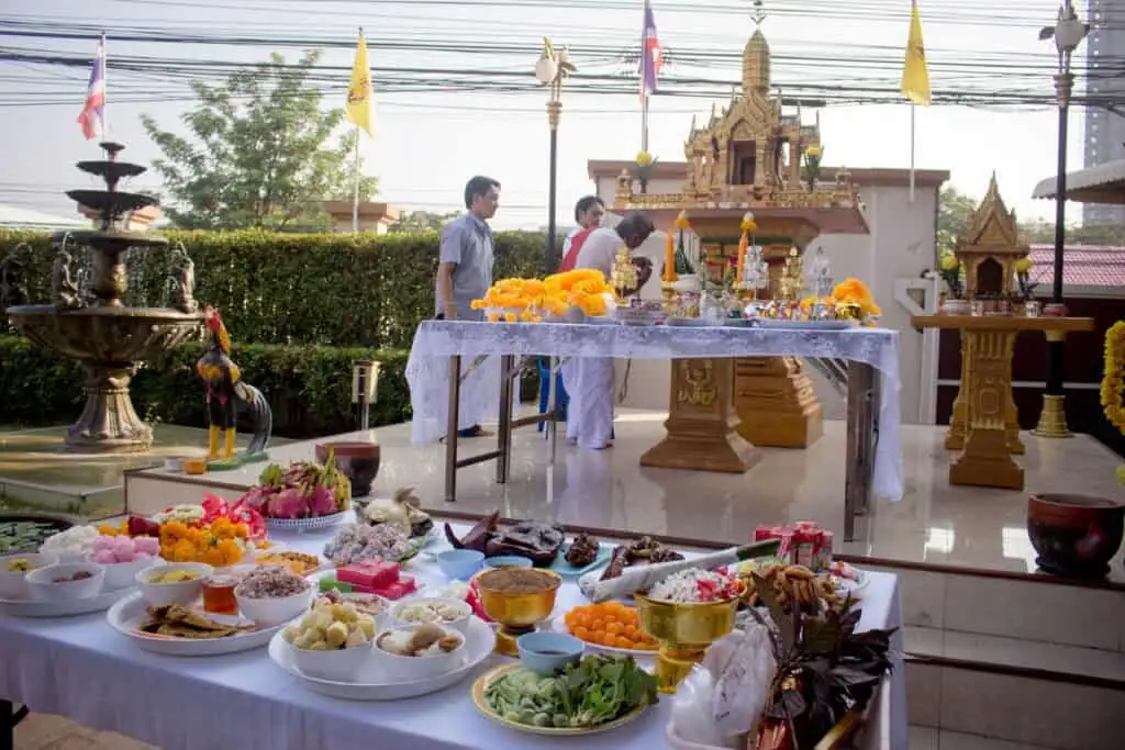 เลี้ยงพระภูมิเจ้าที่