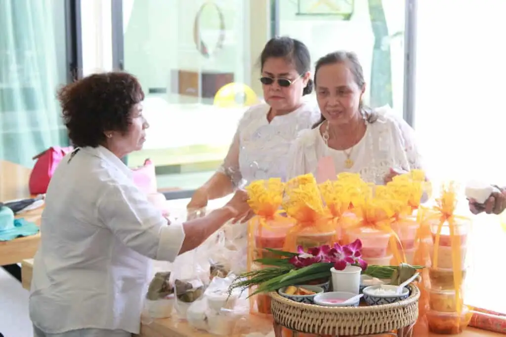 ดถวายภัตตาหารพระ แบบปิ่นโต ใช้งานง่าย สะดวก เหมาะสำหรับถวายพระในยุคนี้