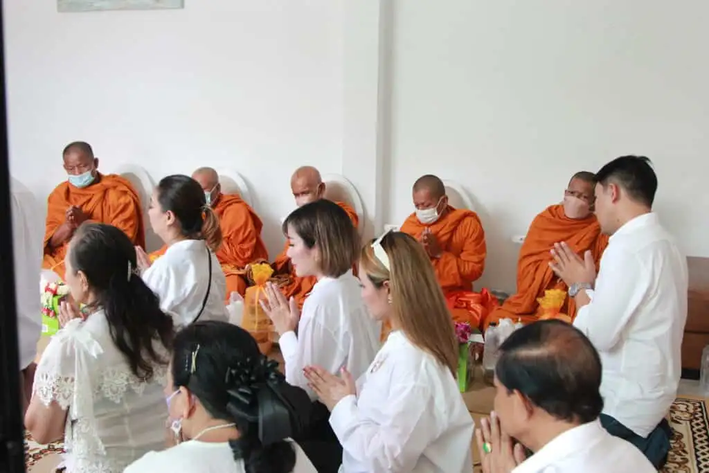 ชุดปิ่นโตถวายพระ ใช้งานง่าย สะดวก เหมาะสำหรับถวายพระในยุคนี้