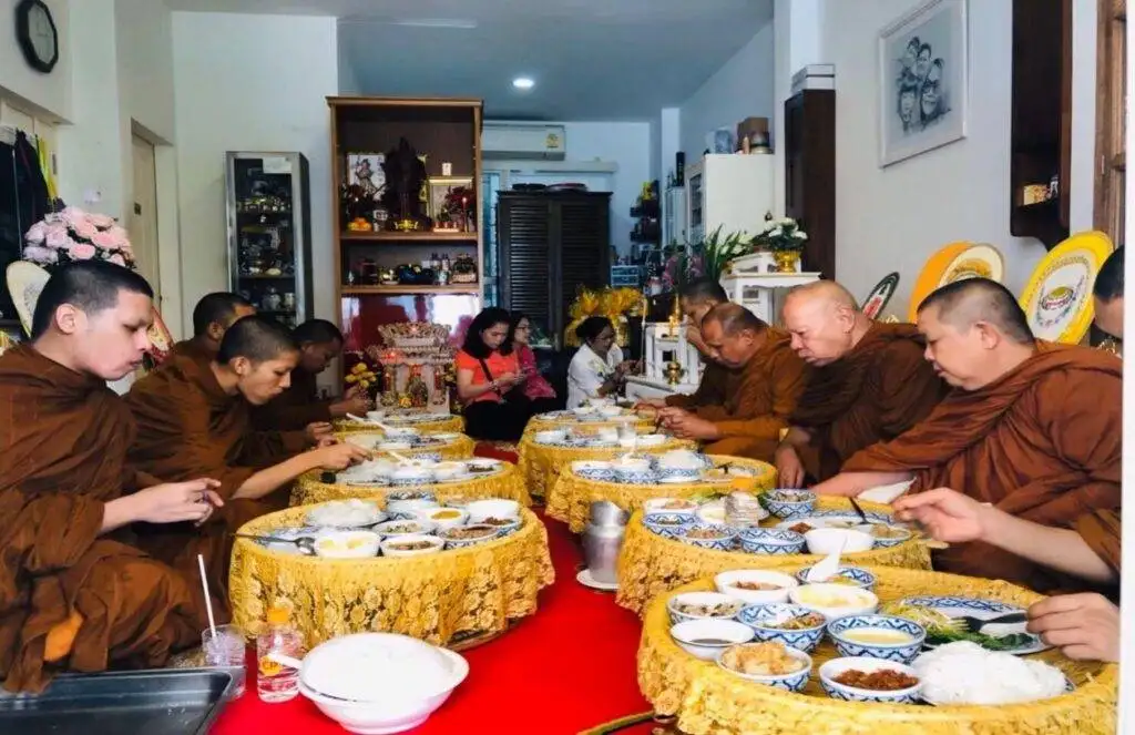 อาหารเลี้ยงพระ พระวง พระโตก ปิ่นโต