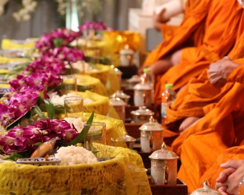 บรรยากาศการจัดงานทำบุญ 100 วัน ที่สวยงามและสมเกียรติผู้วายชนม์ โดยบริการรับจัดงานบุญ 3minutesfood