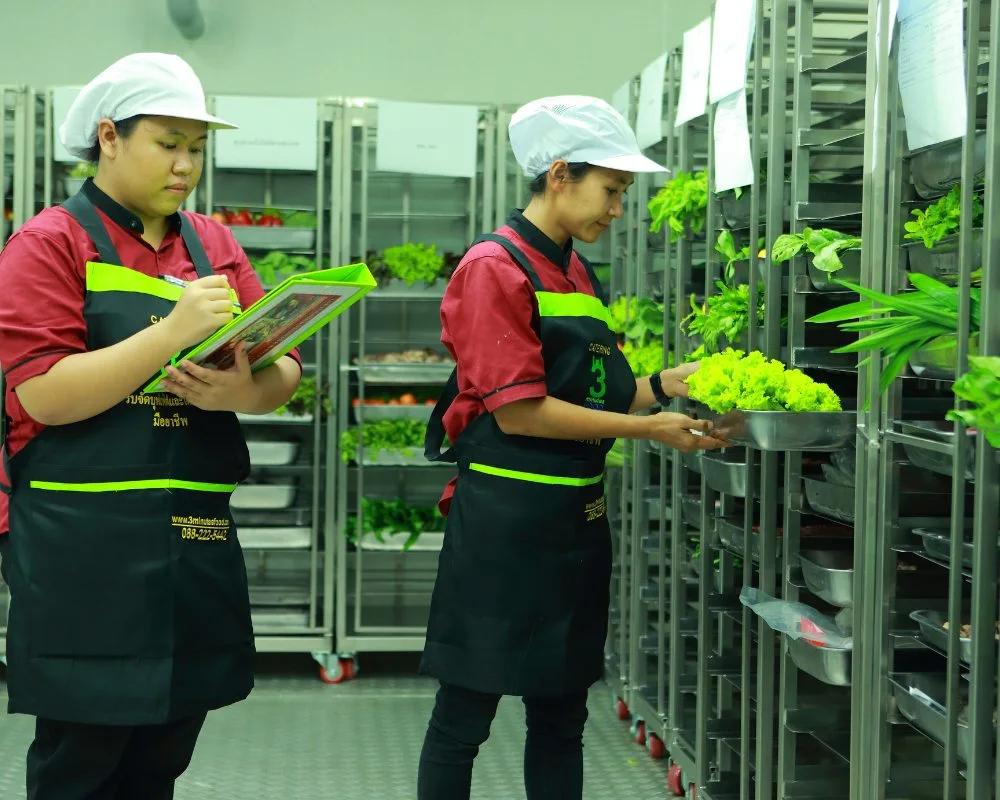 มาตรฐานความสะอาดระดับโรงงานในการผลิตอาหารงานบุญ มั่นใจได้ในสุขอนามัยของแขกและพระสงฆ์